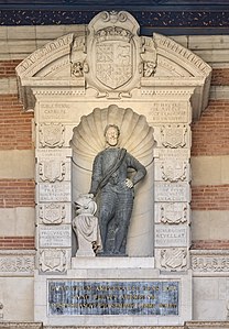The upper part of the portal (1602-1609) features a statue of King Henry IV.
