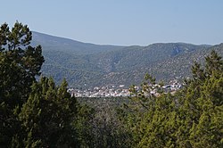 Blick vom östlich gelegenen Berg Pharonisi auf Korfos.