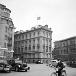 Das damalige Gesandtschaftsgebäude auf Blasieholmen mit Trauerbeflaggung zum Tode Adolf Hitlers am 30. April 1945.