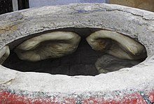Armenisches Fladenbrot im typtischen Backofen "Tonir". Wie Blasen kleben die Brote an der Innenwand des Ofens.