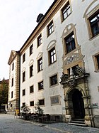östlicher Barockanbau Zieroldsplatz hinten: Standort ehemaliger Marktturm 1706 abgebrannt