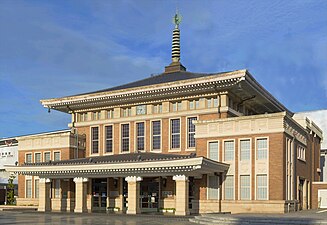 JR Nara Station built in 1934. Note the use of Shintō solar symbolism incorporated into a Buddhist temple finial (Sōrin).