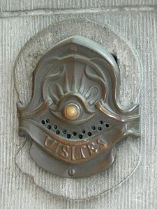 Doorbell of the Hôtel Solvay