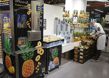 Ananasschälmaschine in Edeka Zurheide, Düsseldorf