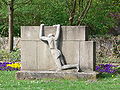 Die Skulptur Leid an der Mauer wurde 1965 in Steglitz aufgestellt.