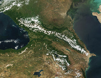 Satellitenaufnahme des Kaukasus: im Norden Großer Kaukasus, im Süden Kleiner Kaukasus