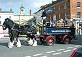 Shire Horse-Gespann vor einem Touristikwagen der Brauerei Wadworth