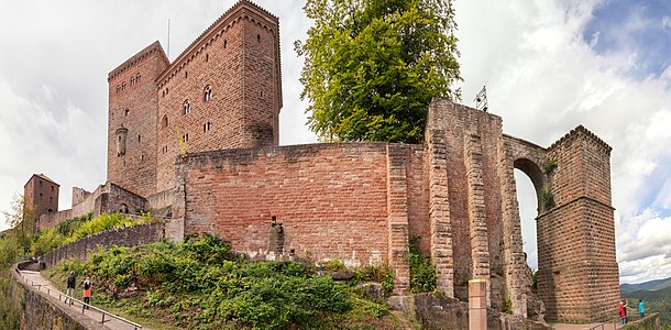 Stauferzeitlicher Brunnenturm mit Bogenbrücke (ganz rechts)[4]
