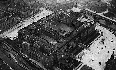 Aerial view of the palace, c. 1905–1925. In the upper right is the Kaiser Wilhelm National Memorial.