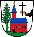 Markt Rattelsdorf In Silber auf grünem Boden eine rote Kirche mit Dachreiter und blauen Dächern, davor stehend ein grüner Nadelbaum; aus dem linken Schildrand hervorbrechend ein schwarz bekleideter Arm, der ein schwarzes Kreuz hält.