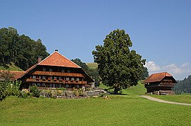 Emmentaler Bauernhof mit Kornspycher in Bärau