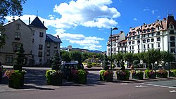 Maurice-Mollard Plaza and the Aix-les-Bains town hall on the left.