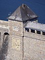 Rechter Staumauer­turm mit Wappen: (Fürstenhut, Wald­ecker Stern, Pyr­monter Kreuz) vom Uhrenkopf aus gesehen