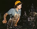 Arbeiterin fertigt Flugzeugteile an einer Drehbank in einer Fabrik der Consolidated Aircraft Corporation, Fort Worth, Vereinigte Staaten (1942).