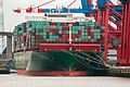 CSCL Globe läuft am 13. Januar 2015 als damals größtes Containerschiff der Welt mit einer Länge von 399,7 m, Breite 58,6 m, Konstruktionstiefgang 16 m und einer Ladekapazität von 19100 TEU den Hamburger Hafen an (Bild im Waltershofer Hafen)