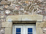 18. Fenster mit überstehenden Ohren unter dem Sturz, Haus Can Saló, 1690, Corçà, Provinz Girona, Spanien.
