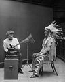 Die amerikanische Musikethnologin Frances Densmore (1867–1957) macht 1916 eine phonographische Aufnahme mit dem Blackfoot Mountain Chief
