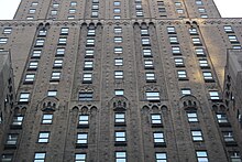 Upper stories of the Lexington Avenue facade. The facade contains alternating bays of projecting and recessed windows.