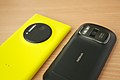 Lumia 1020, neben seinem Vorgänger dem Nokia 808 PureView