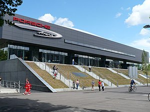 Die Stirnseite der Porsche-Arena neben dem Carl Benz Center