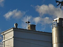 Schutzzelle auf dem Dach eines alten Fabrikgebäudes in Höllriegelskreuth