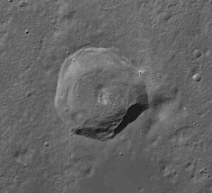 Timaeus, südlich davon das Mare Frigoris (Norden oben; LROC-WAC)