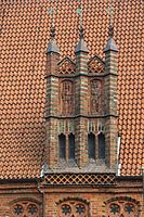 Altes Rathaus in Hannover: Lukarne mit glasiertem Backstein, figürlichen Reliefs und Formsteinmaßwerk
