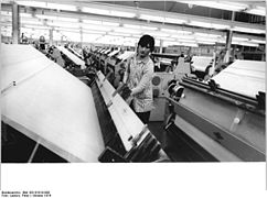 Produktion von Kunstseide mit Düsenwebautomaten im Werk Berga/Elster im Jahr 1974.