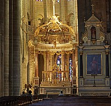 Photographie montrant un maître-autel surmonté d'un baldaquin doré