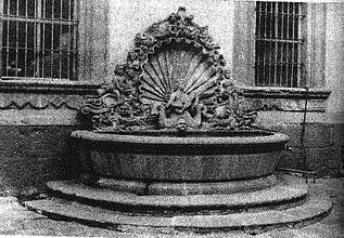 Fountain of the palace in 1920, photographed by Hugo Brehme.