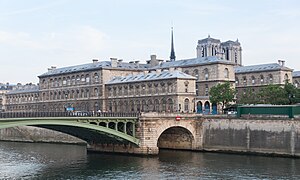 Hôtel-Dieu side facing the Seine
