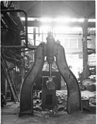 Small steam hammer 1900,[112] with line shafting and belt drives to the rear.