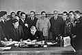 Matsuoka unterzeichnet auf dem Rückweg von seinem Deutschlandbesuch in Moskau den Japanisch-Sowjetischen Neutralitätspakt in Anwesenheit Stalins und Außenminister Molotovs.