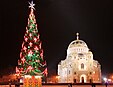 Neujahrsbaum vor dem Marine-Dom in Kronstadt