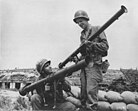 US-Soldaten mit 3,5-Zoll- (vorne) und 2,36-Zoll- (hinten) Bazookas während des Korea-Krieges