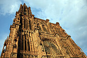 Straßburger Münster: prächtige Fassade mit waagerechtem Abschuss, Turm etwas später.