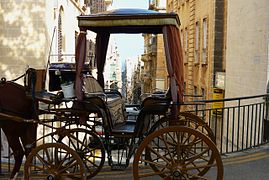 Pferdekutsche vor einer typischen Straße in Valletta