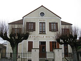 The town hall in La Chapelle-Moutils