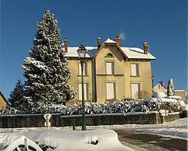 The town hall in École