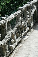 Davioud's paths on the Belvedere feature handrails made of hand-crafted concrete faux bois.