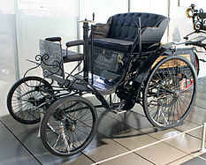 Patent-Motorwagen "Velo" 1894 erster Serienwagen: 1045 cm³, 1,5 PS, 20 km/h (EFA-Museum)