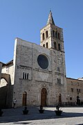 San Michele in Bevagna, Umbrien, 13. Jh., nahe einer Zweiturmfassade