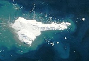 Satellitenbild der Prince Charles Strait zwischen Elephant Island (Mitte) und Cornwallis Island (rechter Bildrand)