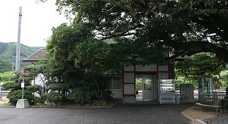 Front entrance of the station building. The large tree in the foreground is an 800-year old tabunoki tree.