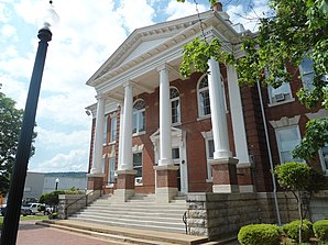 Logan County Courthouse, Eastern District (2013). Das 1908 erbaute Courthouse ist einer von zwei Verwaltungssitzen des Countys (beim anderen handelt es sich um das Logan County Courthouse, Southern Judicial District) und seit Juli 1976 im NRHP eingetragen.[1]