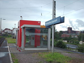 Bahnsteig des Haltepunktes Krefeld-Hohenbudberg Chemparks mit dem noch alten Namen Hohenbudberg Bayerwerk.