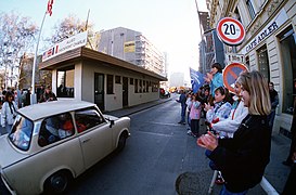 Trabant 601 am Checkpoint Charlie, November 1989