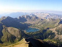 Der Lac d’Allos fotografiert vom Gipfel des Mont Pelat