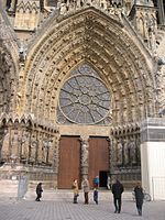Kathedrale von Reims, mittleres Westportal, nach 1250, Rayonnant-Rosen­fenster statt Tympanon