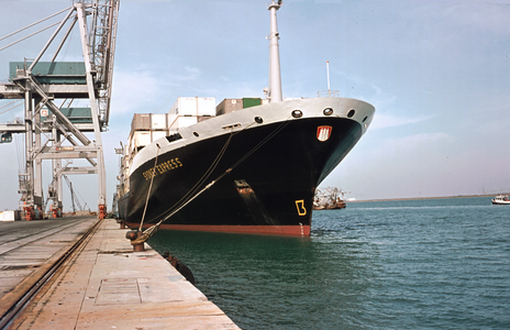 Hapag-Lloyd-Schiff im Hafen von Fos-sur-Mer